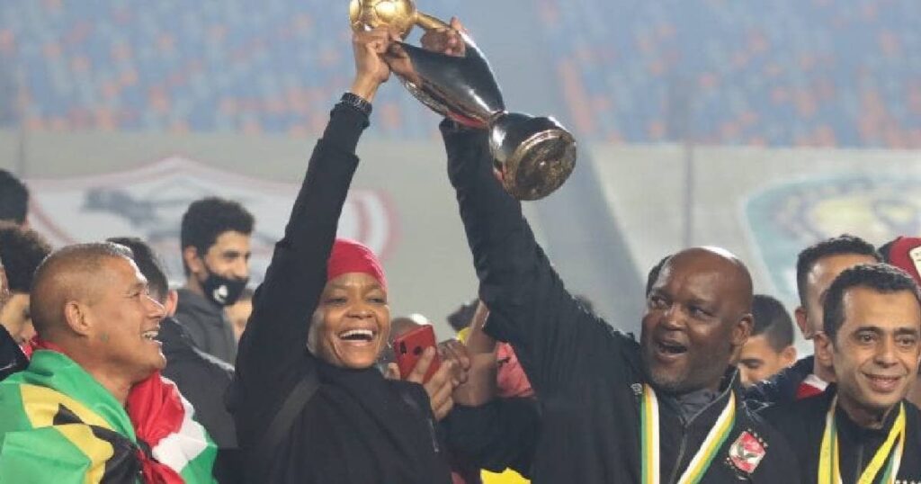 مدرب الاهلي المصري موسيماني يحمل كأس دوري ابطال افريقيا