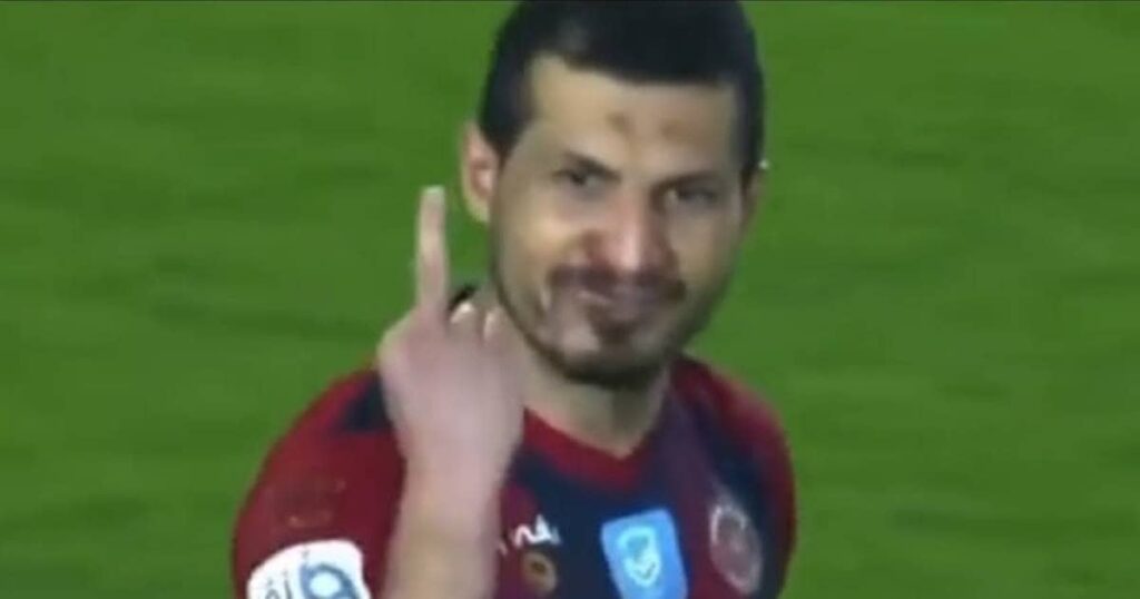 طارق حامد يقوم بعمل إشارة خارجة بواسطة أصبعه الأوسط
