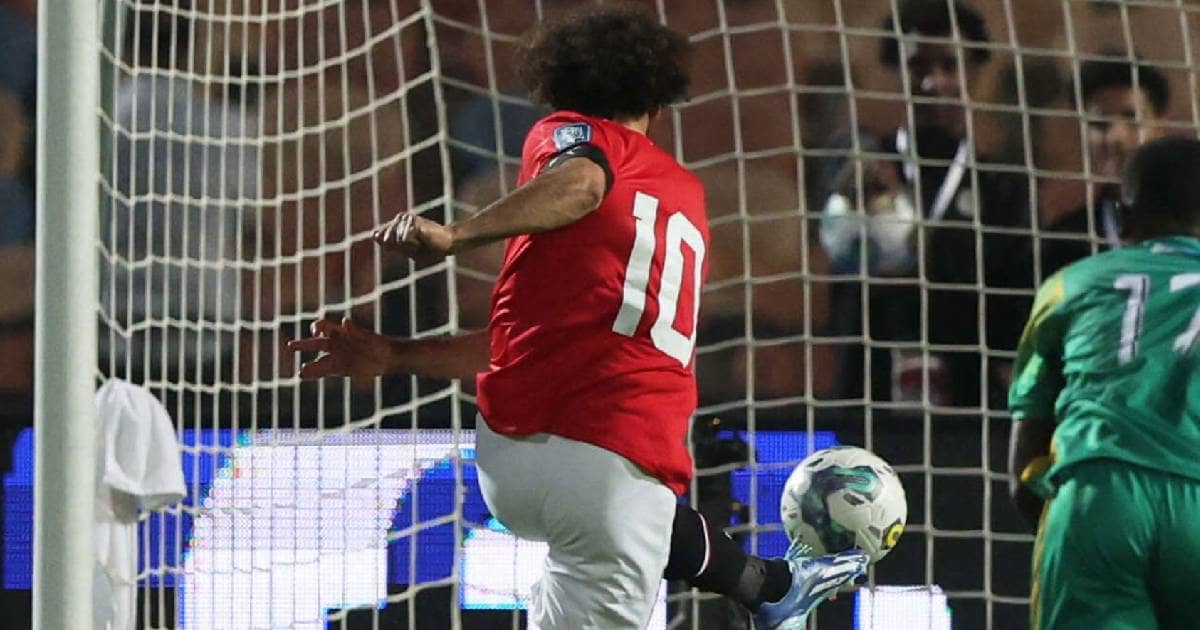 محمد صلاح لحظة تنفيذ ركلة جزاء أمام منتخب جيبوتي بالتصفيات الإفريقية المؤهلة لكأس العالم