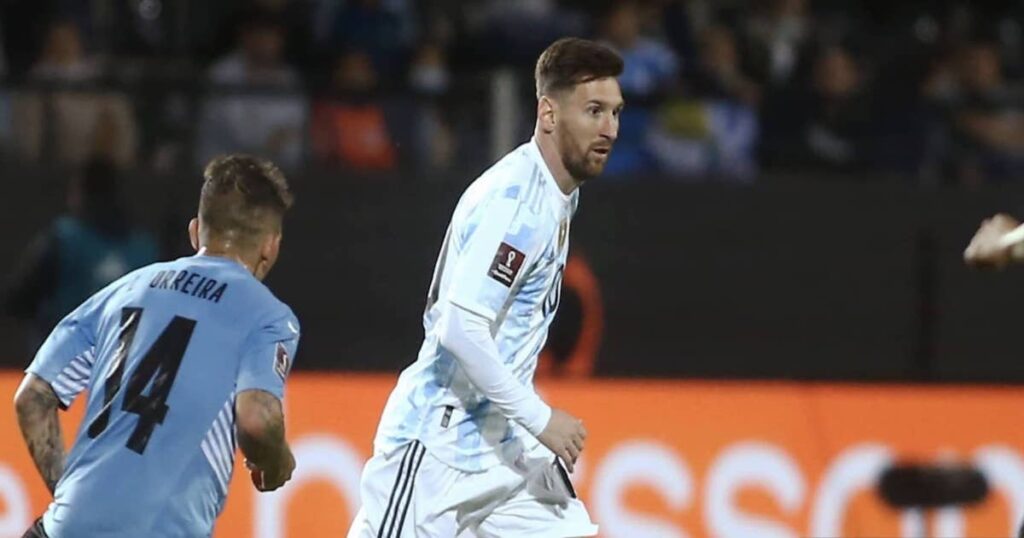 ليونيل ميسي في مباراة الأرجنتين ضد أوروغواي عام 2021