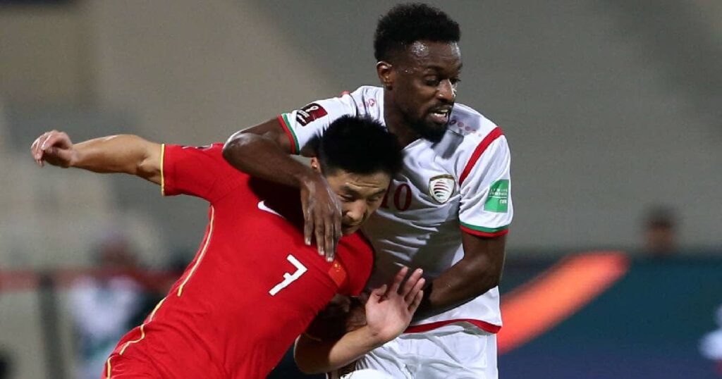 صورة من مباراة منتخبي عمان والصين