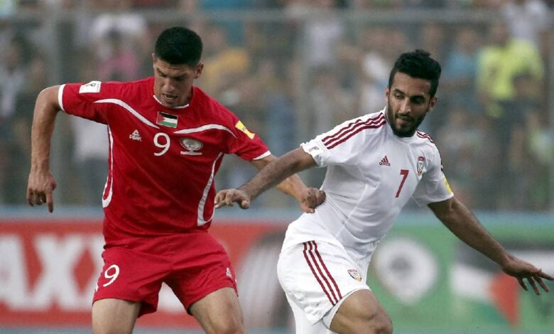 تامر صيام لاعب فلسطين في مواجهة مع علي مبخوت لاعب الإمارات