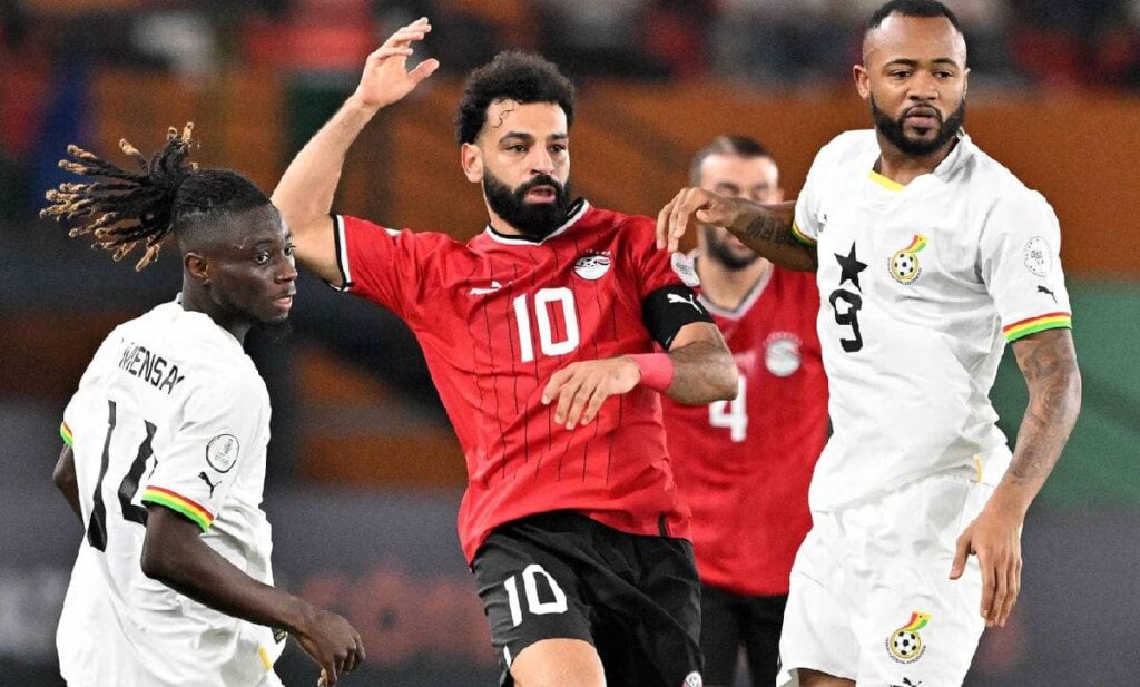 محمد صلاح في مواجهة مع لاعب غانا جوردان أيو
