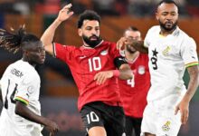 محمد صلاح في مواجهة مع لاعب غانا جوردان أيو
