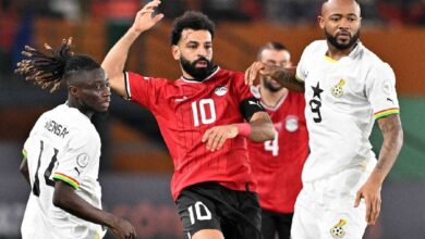 محمد صلاح في مواجهة مع لاعب غانا جوردان أيو