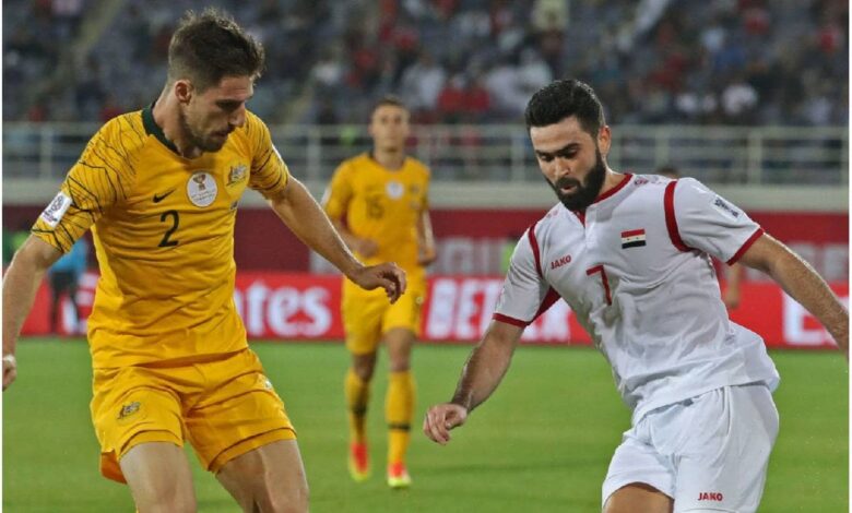 لاعب منتخب سوريا (عمر خربين) في مواجهة مدافع استراليا