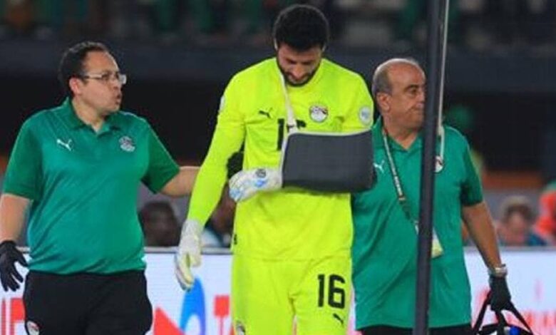لحظة خروج محمد الشناوي بداعي الإصابة في مباراة مصر والرأس الأخضر