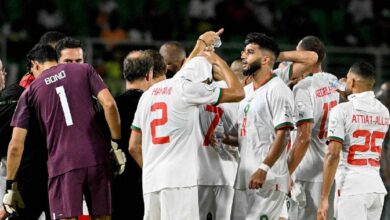 لاعبو منتخب المغرب يلتقطون انفاسهم في الوقت المستقطع