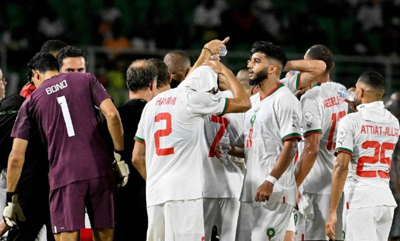 لاعبو منتخب المغرب يلتقطون انفاسهم في الوقت المستقطع