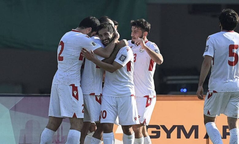 احتفال لاعبو منتخب طاجيكستان في تصفيات كأس العالم 2026