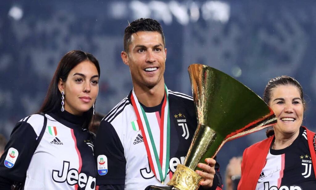 رونالدو مع صديقته ووالدته في تتويج يوفنتوس بلقب الكأس الإيطالي