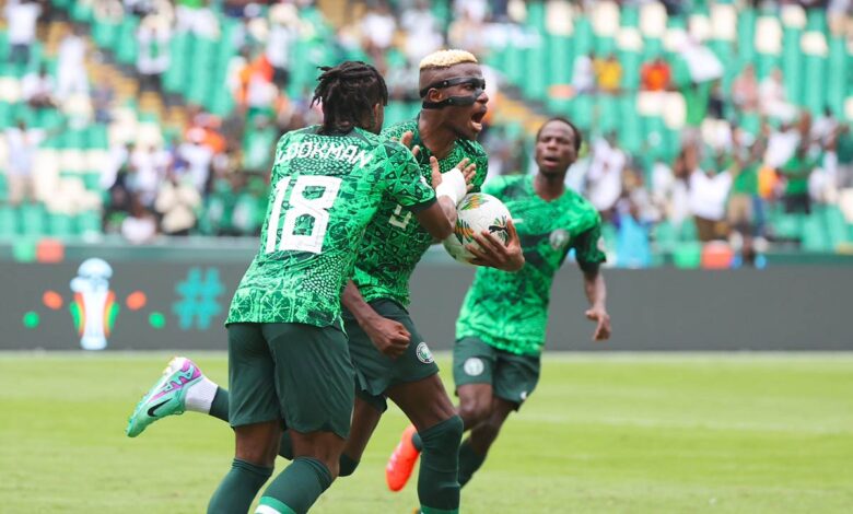 صورة فيكتور أوسيمين في مباراة نيجيريا وغينيا الإستوائية