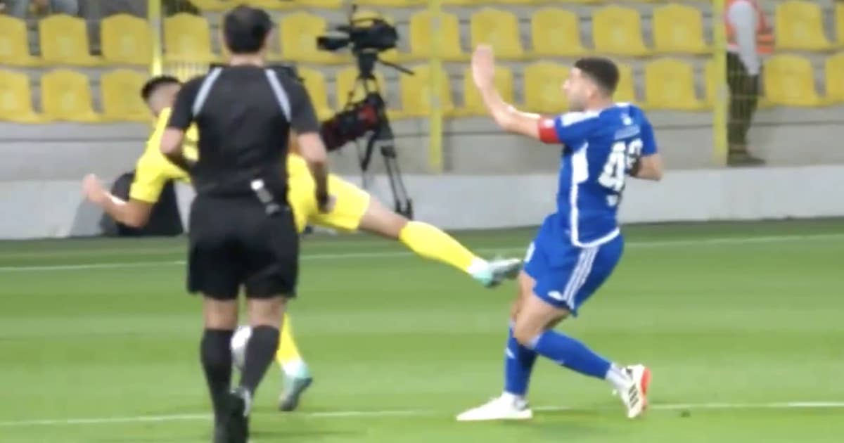شاهد.. بوبليتي يفلت من طرد مباشر بعد تدخل عنيف على عادل تاعرابت