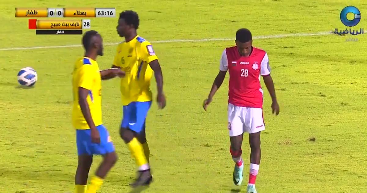 رغم النقص العددي.. ظفار يتعادل مع بهلاء في ذهاب نصف نهائي كأس سلطان عمان