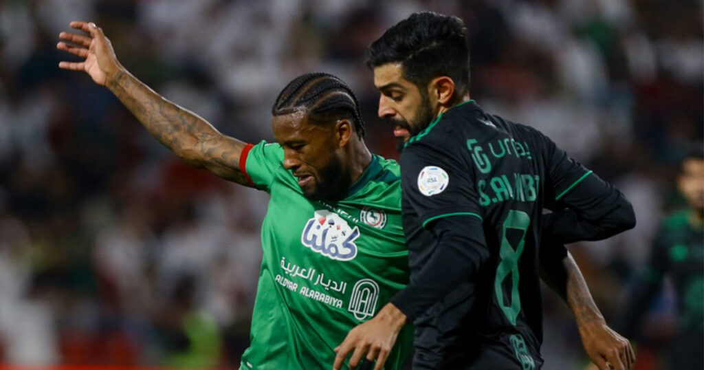 صورة الهولندي فينالدوم من مباراة الاتفاق والأهلي