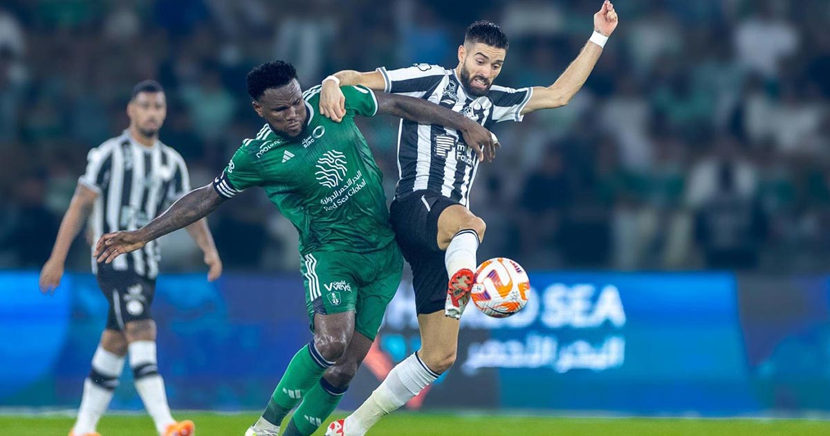 الأهلي يقلب الطاولة على الشباب بهدفي كيسيه وفيرمينو