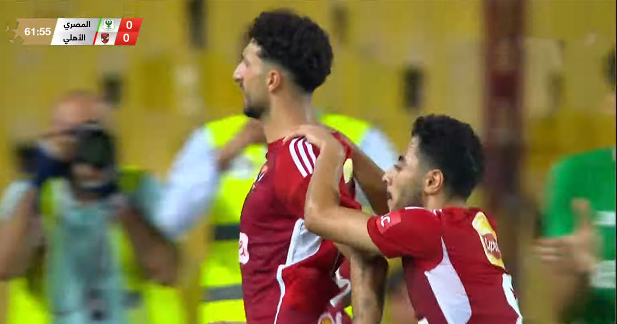 الاهلي يستغل هدية الزمالك ويعود للصدارة برأسية وسام في المصري