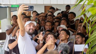 ديما ساكسونوف، الرئيس التنفيذي لمنظومة بلوك تشين سبورتس، مع الرياضيين الشباب في الأكاديمية في البرازيل 2024.